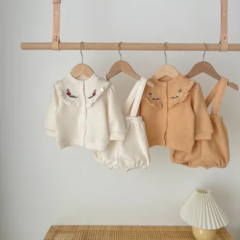 2023 Корейский Весенне-осенний комплект одежды из 2 предметов для маленьких девочек, хлопковое пальто с вышивкой с длинным рукавом, шорты на подтяжках, костюм для маленьких девочек, наряды