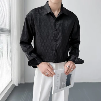 Тренд мужской моды 2023 года Свободные рубашки с длинными рукавами и принтом, воротник с лацканами, высококачественные повседневные рубашки белого / черного / синего цвета.